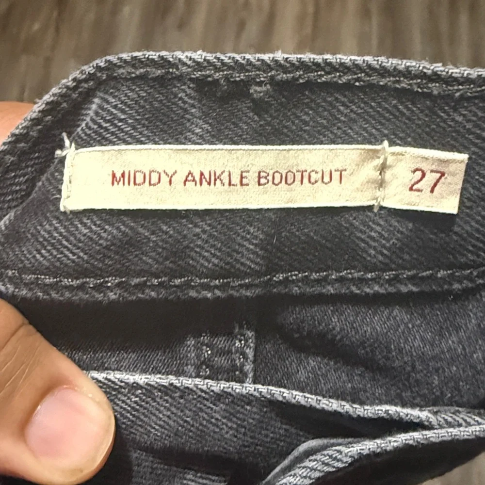 Levi's Middy Ankle Bootcut Jeans Women's 27 Black Cropped Premium Denim - Picture 2 of 7